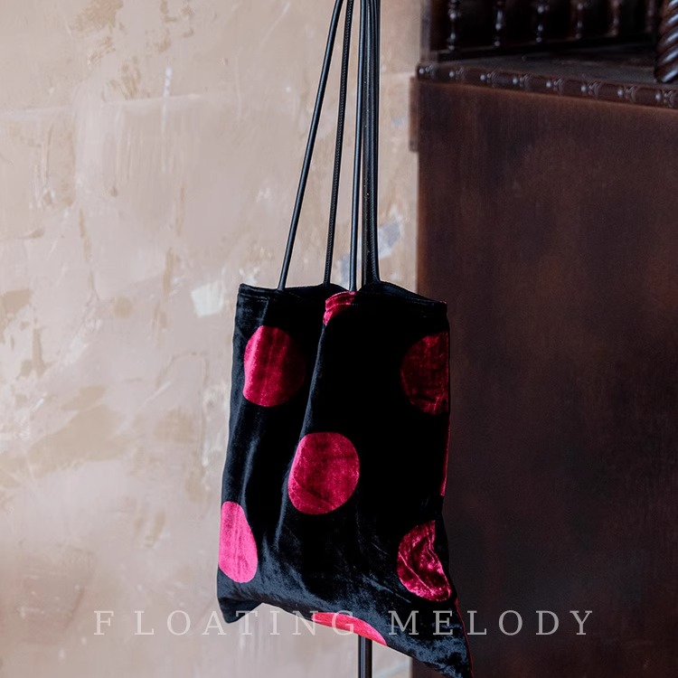 复古洋红老钱真丝绒大波点单肩包