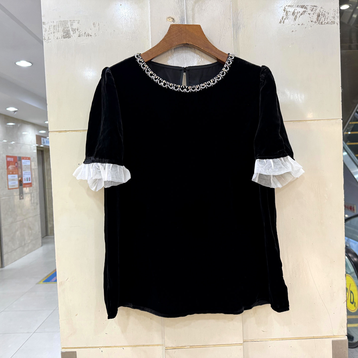 37668 撞色花瓣袖口镶钻钉珠圆领轻奢减龄真丝丝绒衬衣小衫欧货夏