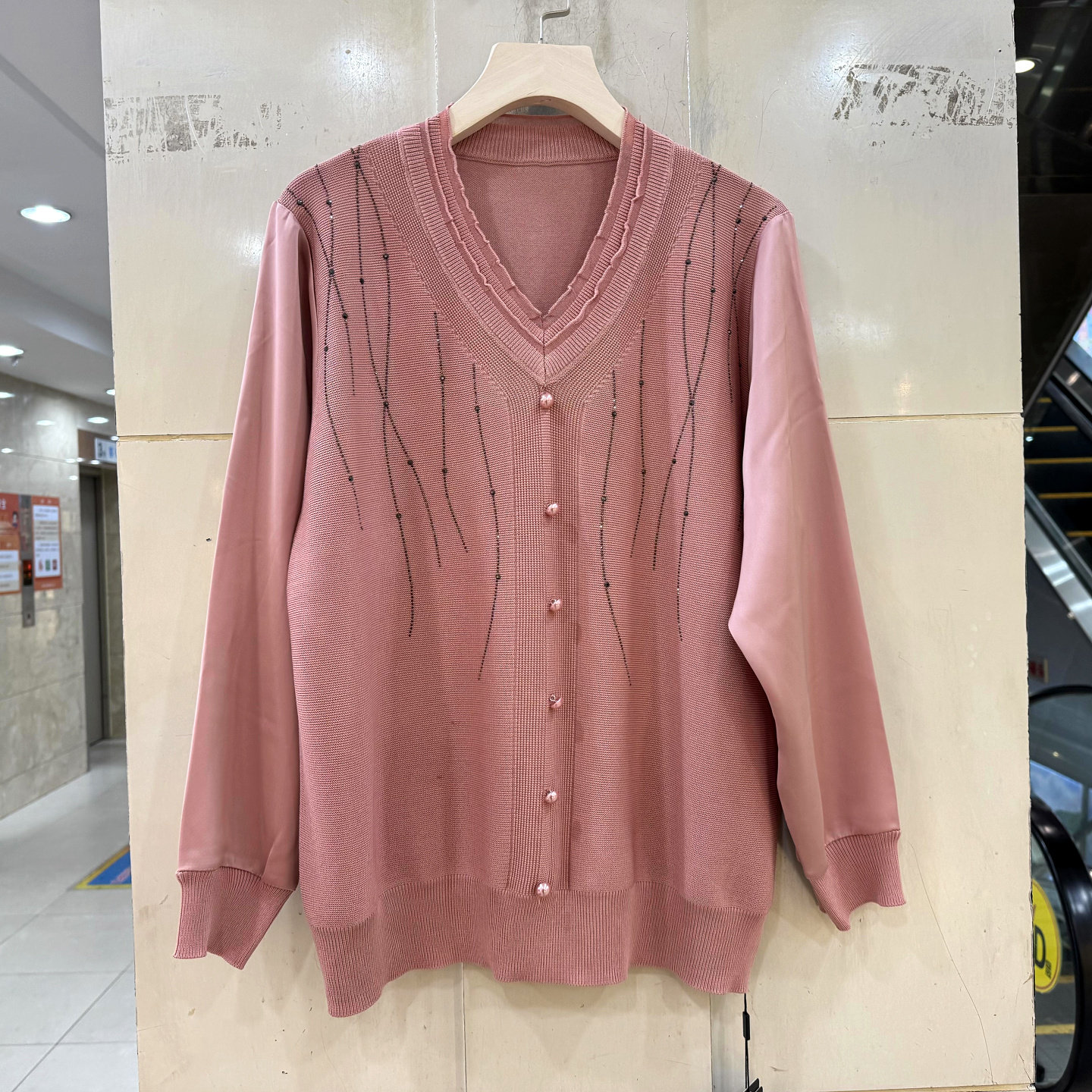 8878 荷叶边V领门禁订珠珠水波纹烫钻缎面拼接袖休闲针织衫上衣春