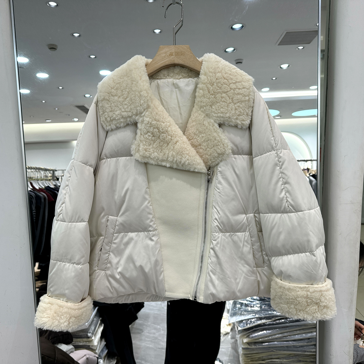 雅琪娜G166羊羔毛西装领羽绒服