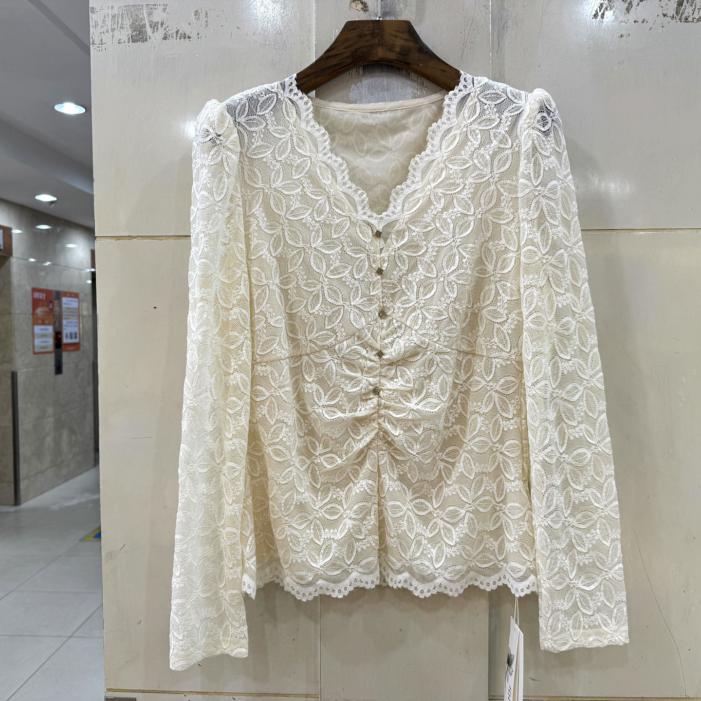 赫琳娜1356 门禁皱褶设计感V领树叶花百搭蕾丝衬衣小衫上衣春2026