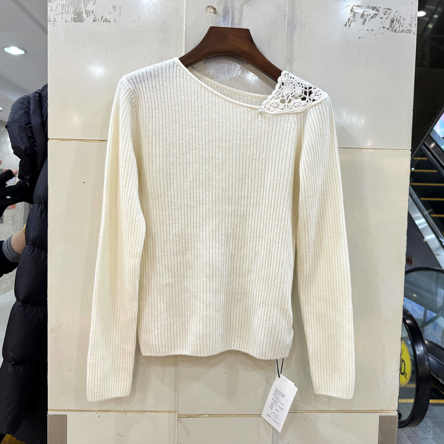 XY-8899斜领钩花露肩羊毛衫毛衣