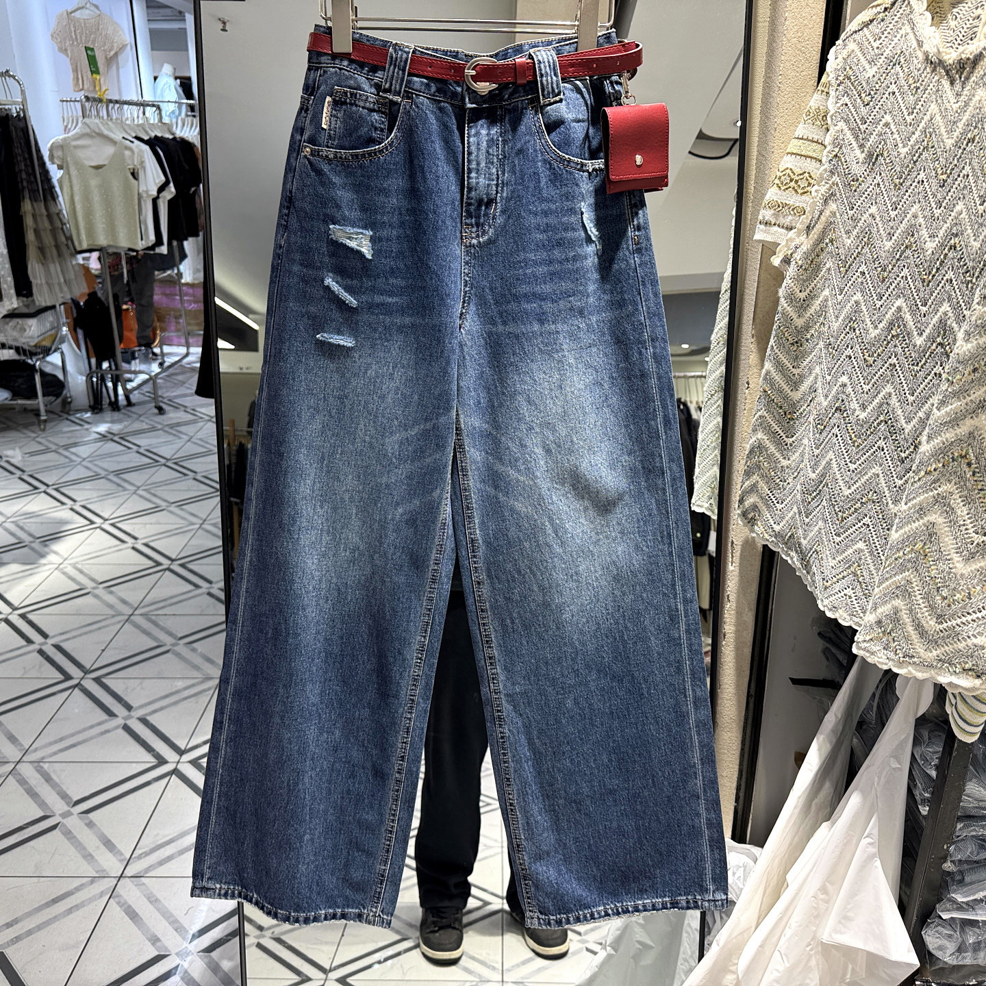 2816 时尚红色荷包腰带做旧破洞复古显瘦窄版牛仔直筒裤女裤春夏