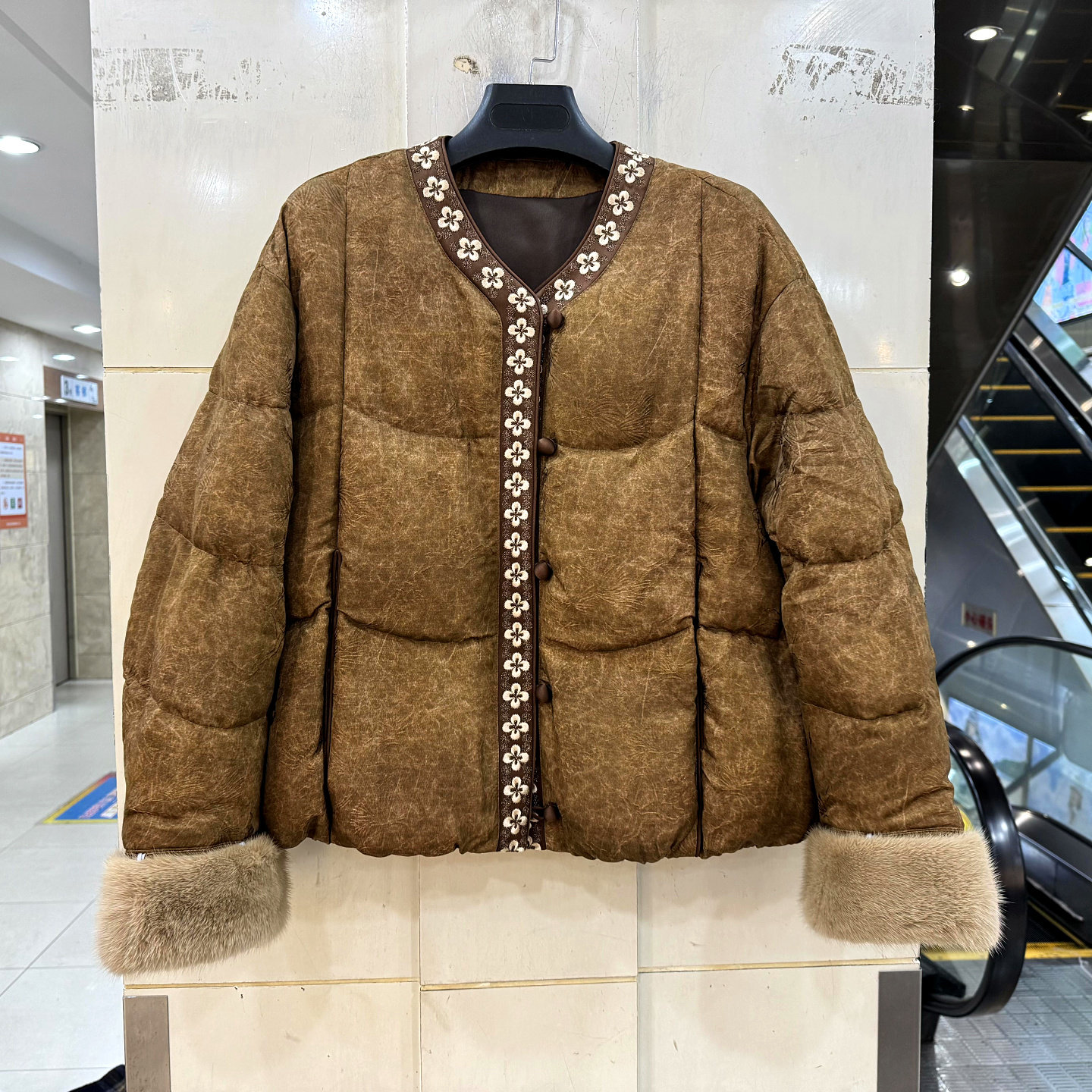 85582刺绣花水貂毛鹅绒羽绒服