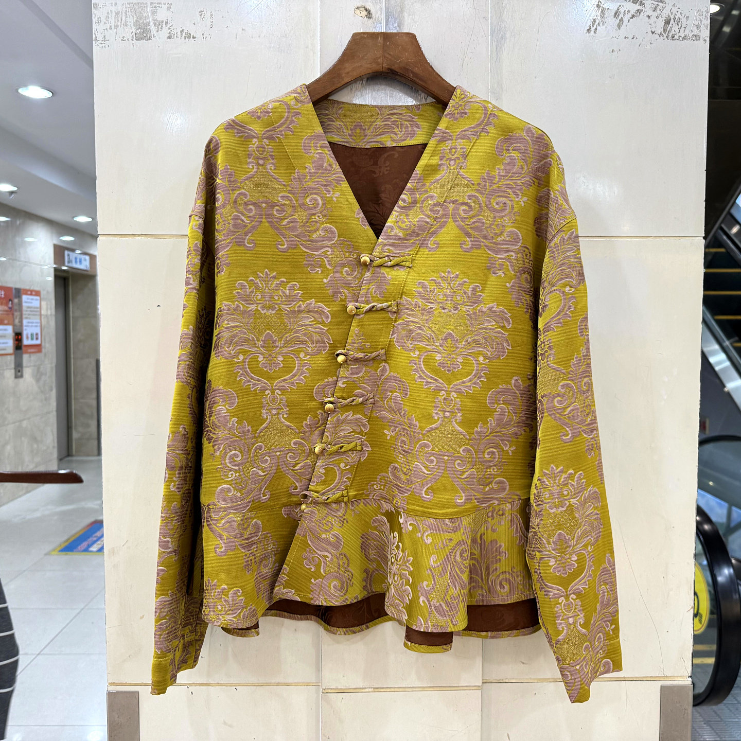 7689 斜门禁盘扣V领下荷叶边复古腰果花高端人丝香云纱衬衣春装女