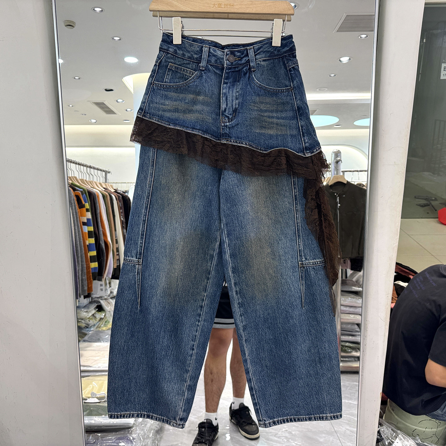 L8397蕾丝刺绣遮屁帘舒适牛仔裤图片