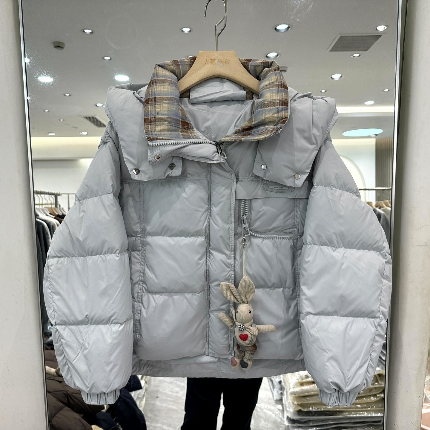 林依芭莎1002卡通挂件连帽羽绒服