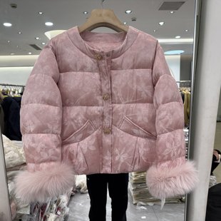 锦心绣25927 镶钻三粒扣复古提花狐狸毛袖口圆领短装羽绒服欧货冬