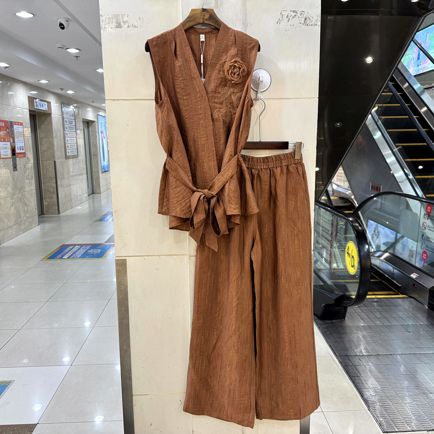 林依橱26A063 订花朵V领后松紧系带无袖上衣+直筒裤洋气两件套下