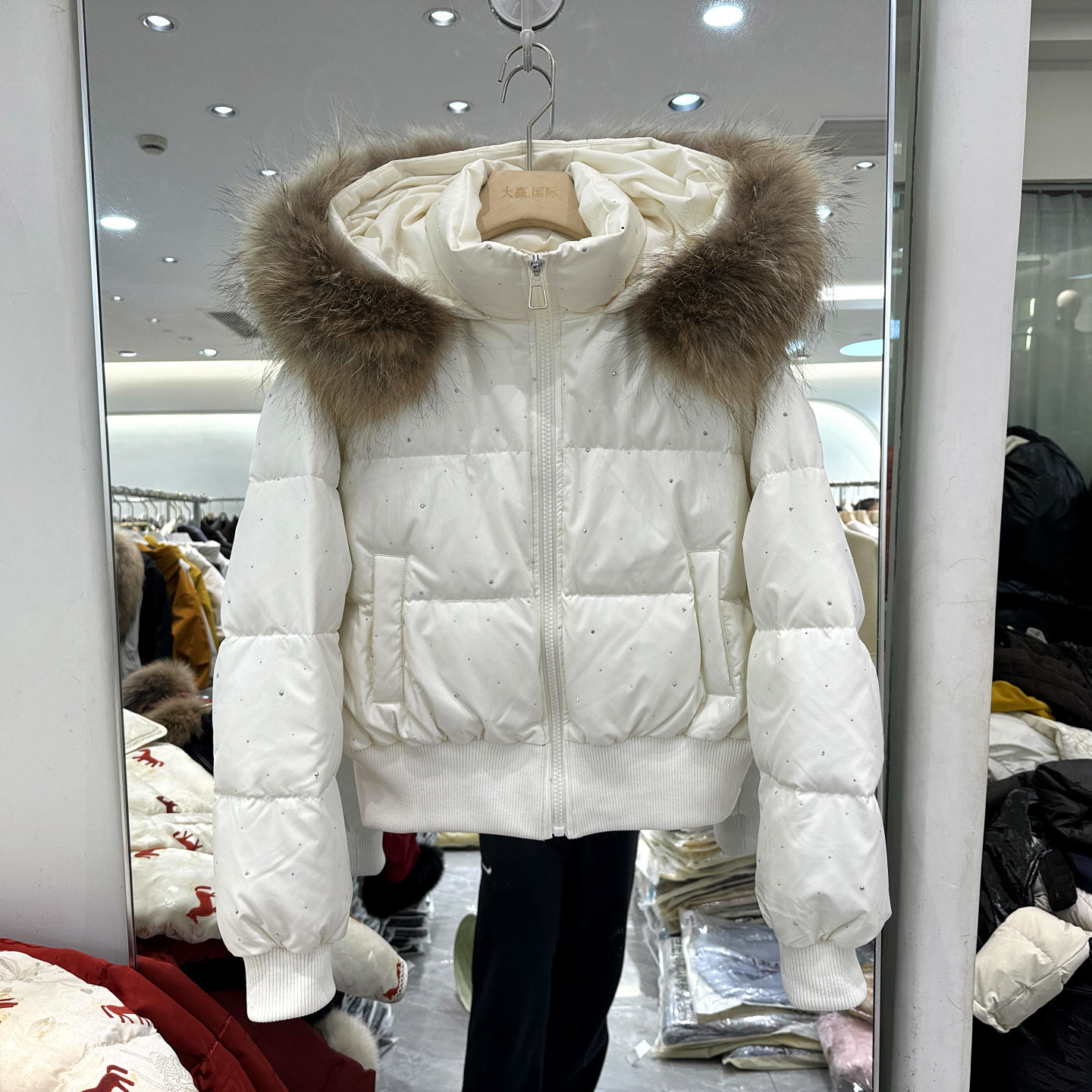 依芙恩58D59 时尚貉子毛领连帽满天星烫钻束腰短装羽绒服欧货冬装