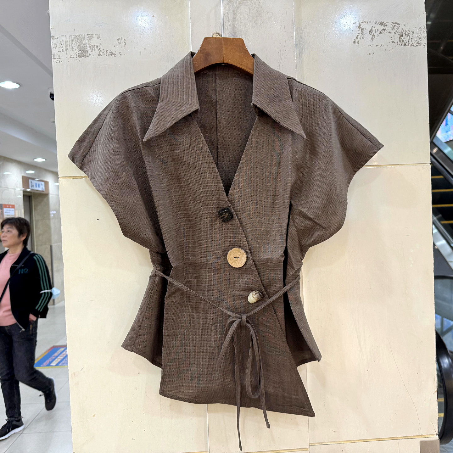 260352 斜门禁大纽扣系带收腰翻V领飞飞袖不规则天丝亚麻衬衫夏装