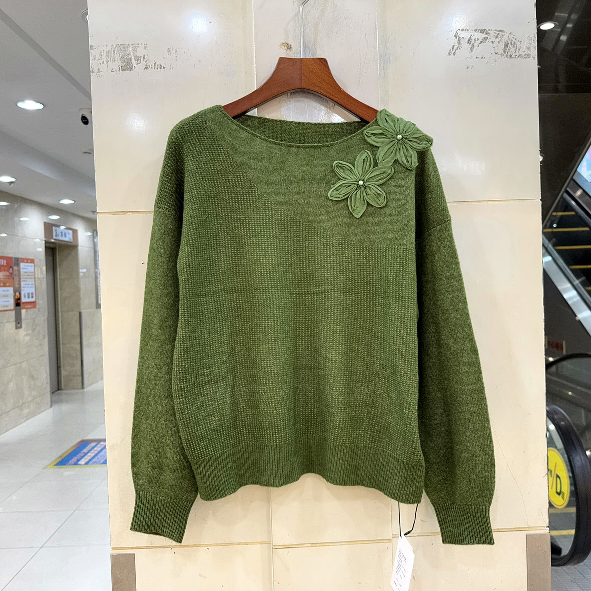 195-3203 珍珠立体订花朵圆领休闲洋气羊毛针织衫毛衣欧货秋正品
