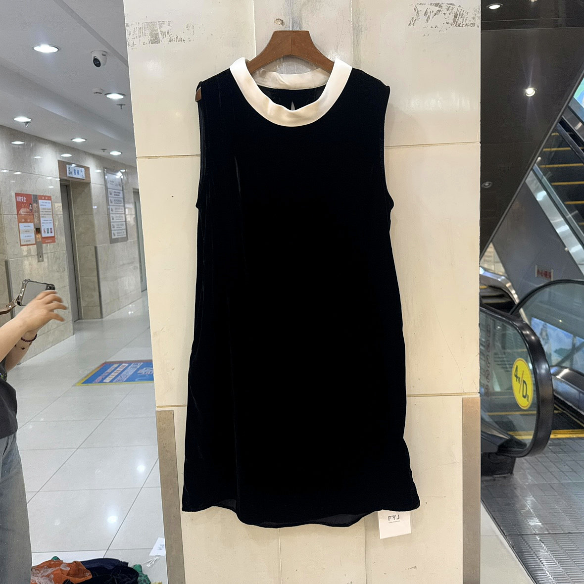 芳衣俊8119 撞色圆领后背镂空洞休闲减龄舒适无袖真丝丝绒背心裙