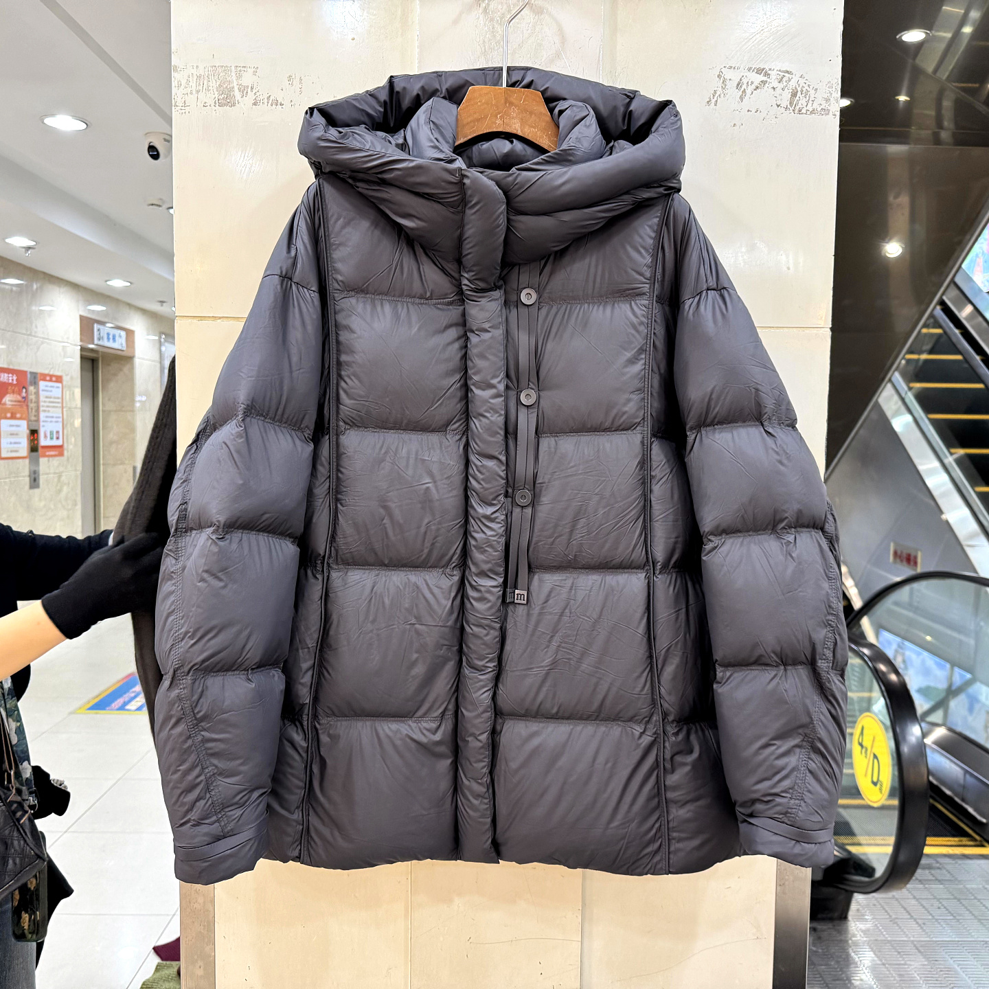 Z7718泡芙时尚连帽中长羽绒服