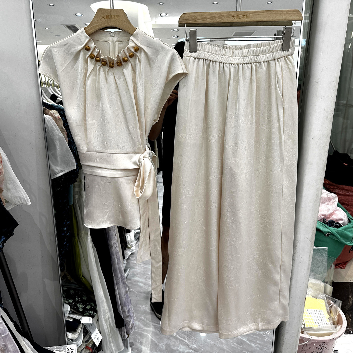 雅特若2651 串珠压褶立领系带腰上衣+松紧腰直筒裤仿醋酸两件套夏