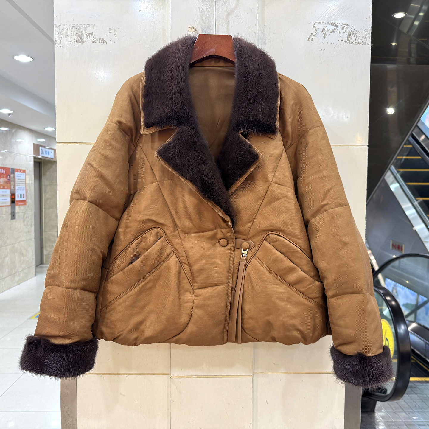 A1165水貂毛西装领短鹅绒羽绒服