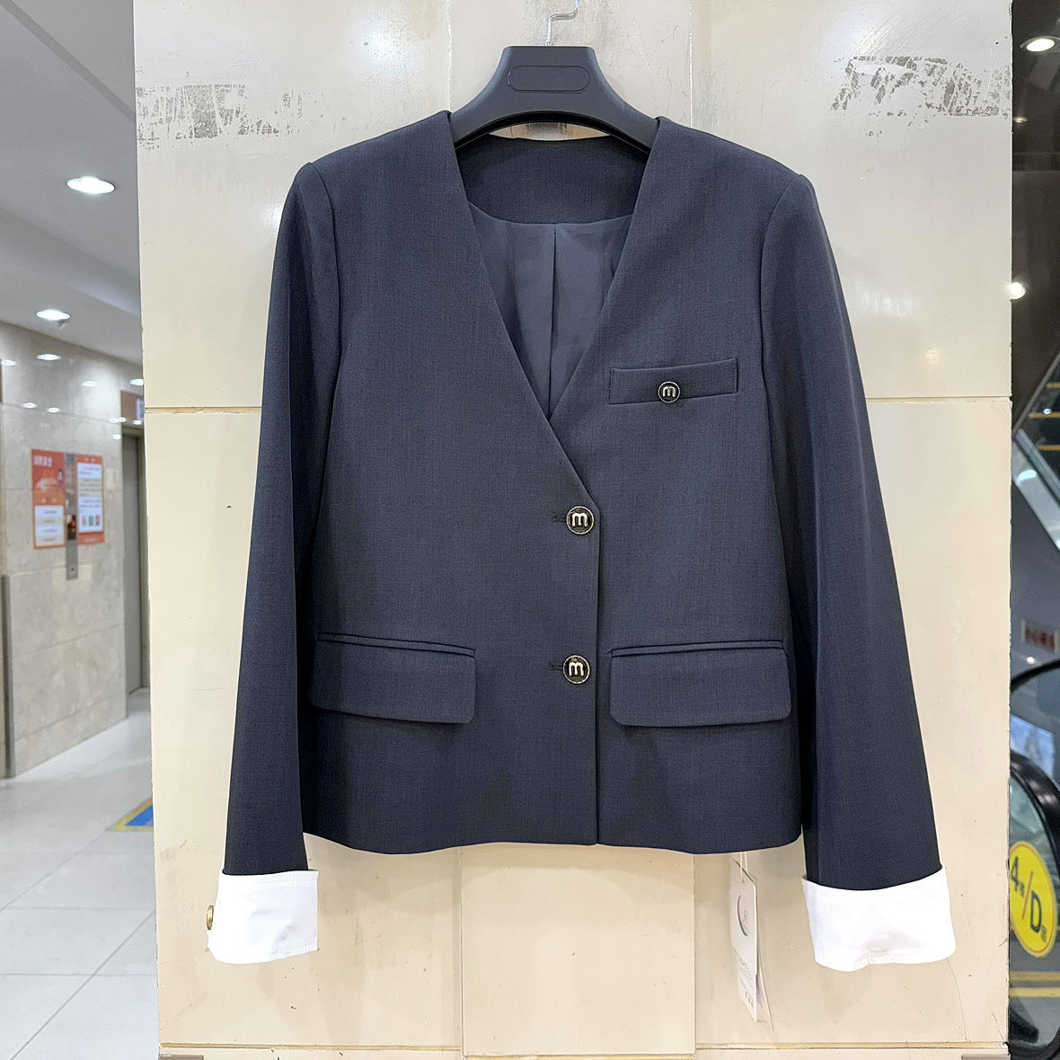 菲姿彩FEWSAWT011 可拆卸衬衣袖口斜门禁V领韩系短西装外套春装女