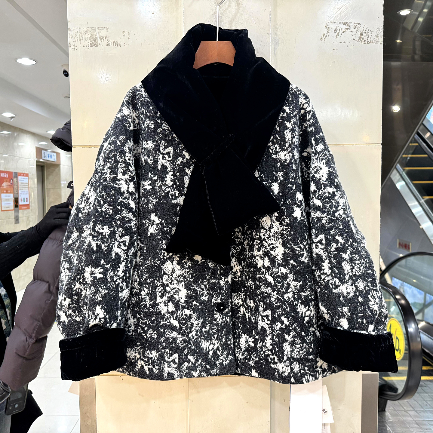 5218蝴蝶结领阔版羽绒服