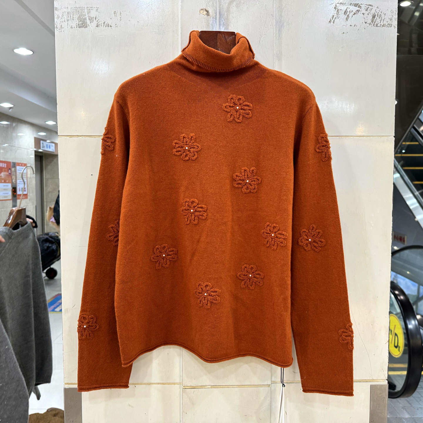 392-8113钉珠盘花高领羊毛衫