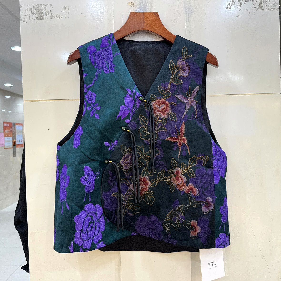 芳衣俊8162-6 斜门禁流苏扣披纱蝴蝶绣花V领轻奢桑蚕丝香云纱马甲