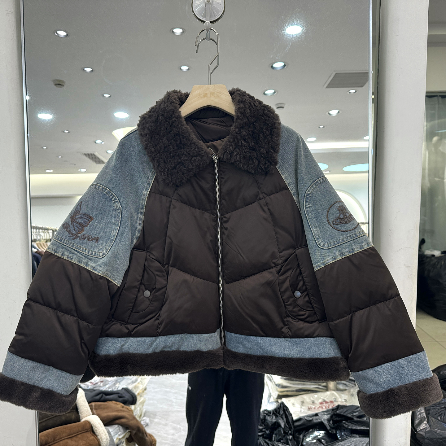 雅琪娜G127 羊羔毛翻领蝴蝶刺绣牛仔拼接休闲短装羽绒服欧货冬