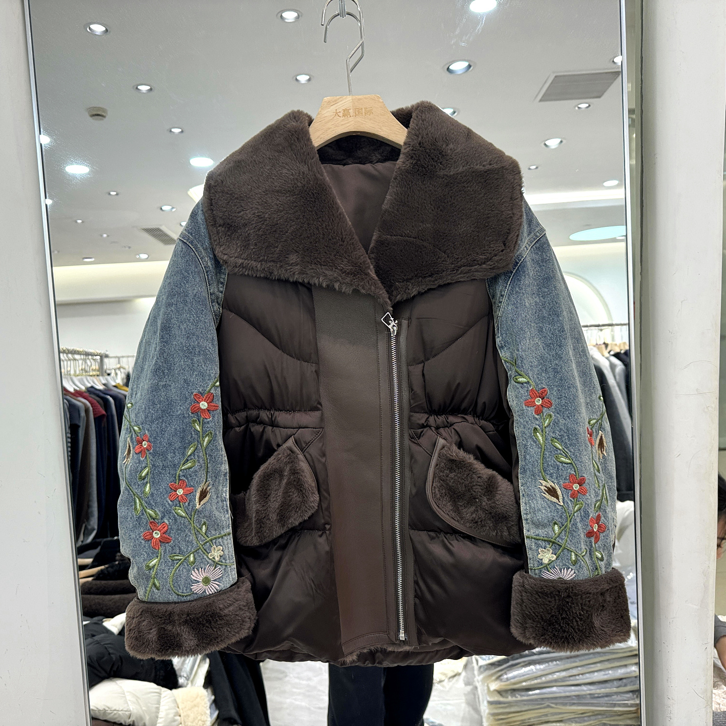 雅琪娜G168牛仔刺绣花羽绒服