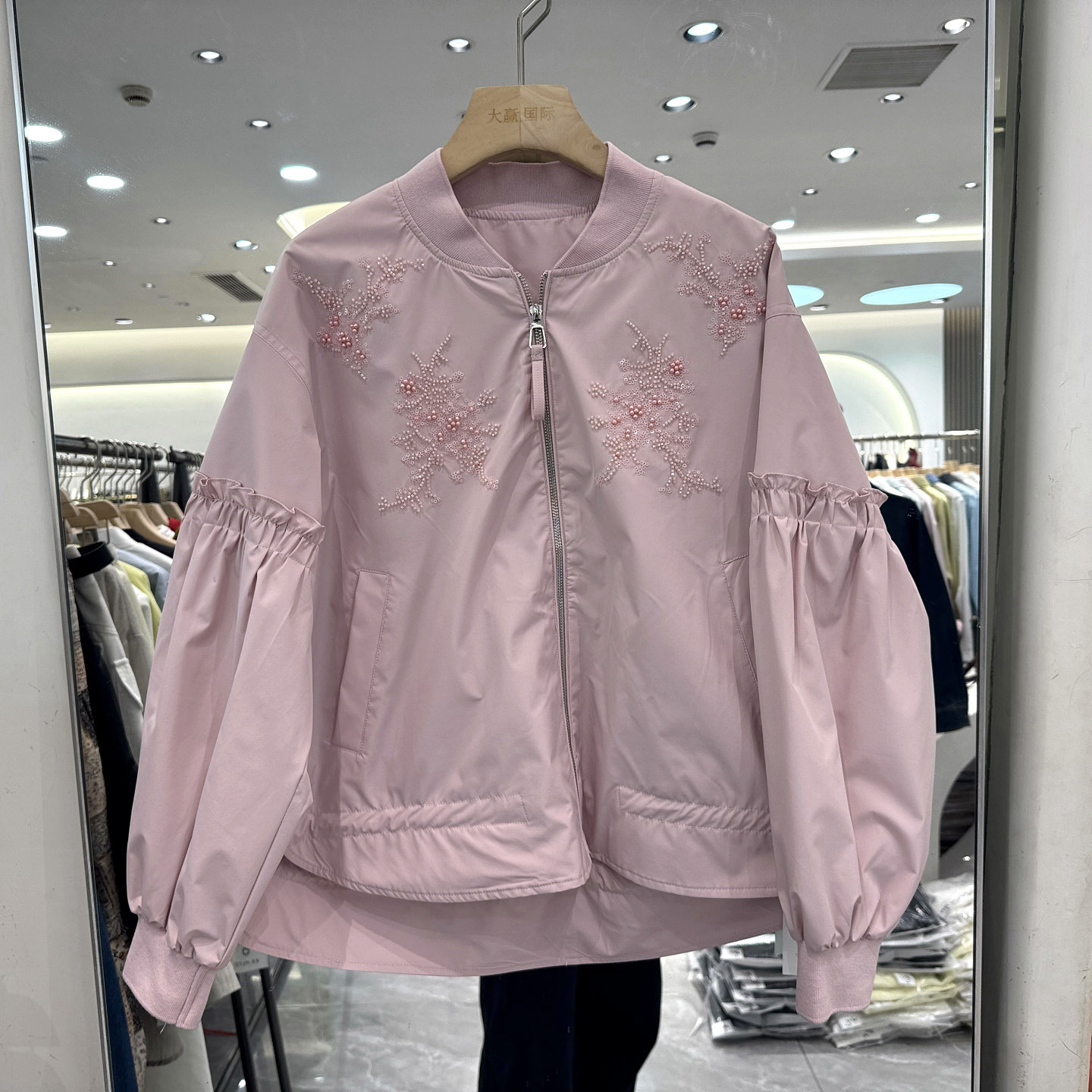 轩轩魅丽依族97-7763 串珠刺绣花荷叶边泡泡袖棒球领抽绳休闲外套