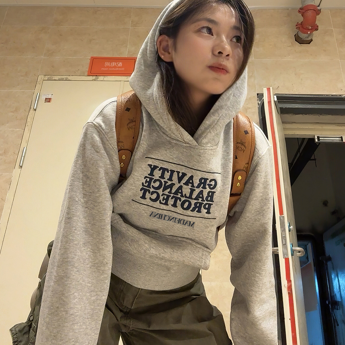 巨好看的灰色字母短款连帽卫衣女2025新款小个子秋冬加绒加厚外套,女装/女士精品,卫衣/绒衫,淘宝优惠券,粉丝福利购,淘宝优惠卷