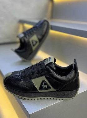 春秋季黑色皮面阿甘鞋 醒目公鸡图案LOGO 白色防滑鞋底时尚百搭款