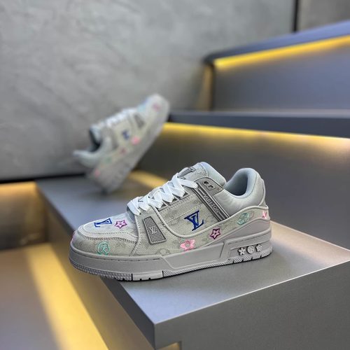 新款百搭秋季休闲板鞋