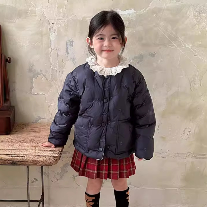 女童樱桃满绣羽绒服90绒新国标2024冬装新款儿童刺绣圆领羽绒外套