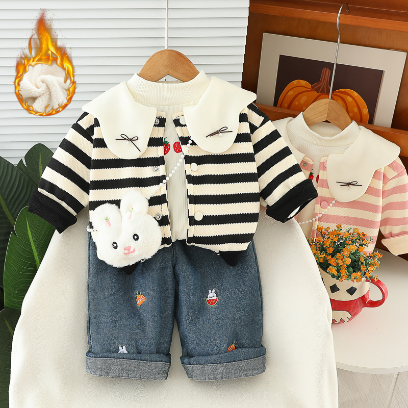 2025秋冬季新款女宝宝加绒卡通小动物圆领针织衫加绒牛仔裤三件套