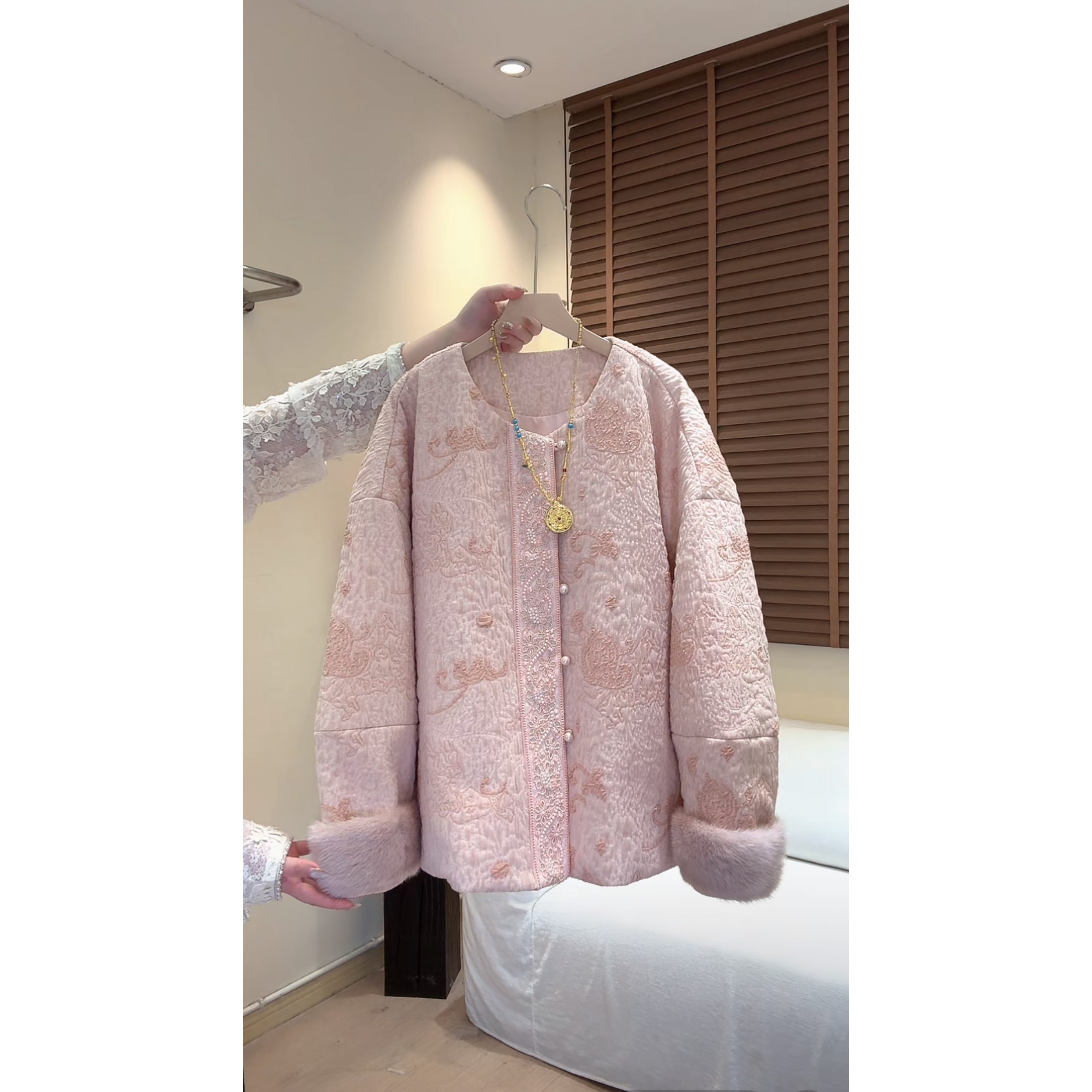 “雪蚕”高级感粉色羊毛立体织金雕花袖口可拆卸毛毛棉衣棉服保暖
