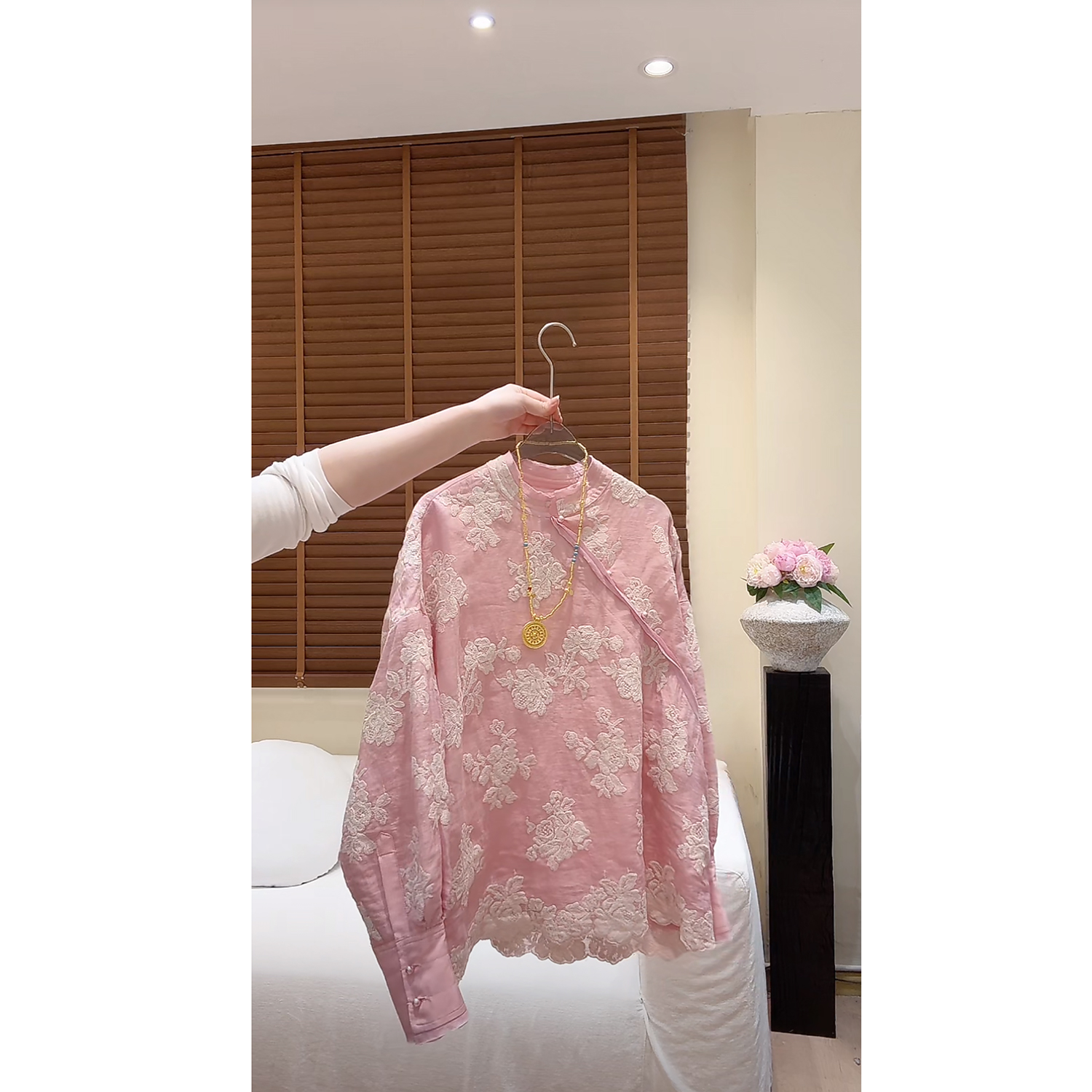 “粉黛”2025春新中式复古盘扣高级刺绣花朵显瘦衬衫上衣