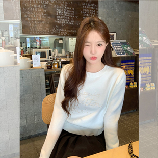 钟菲菲毛衣女款2026新款秋冬高级感刺绣宽松针织衫内搭过年红羊毛