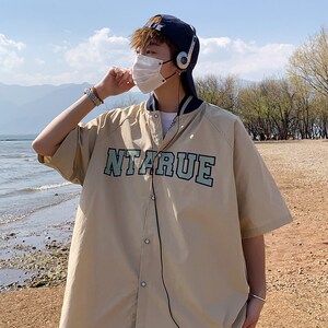 外景宽松大码短袖衬衫休闲字母潮男半袖衬衣A0342567P40控58,酒红色半裙搭配鞋子图片