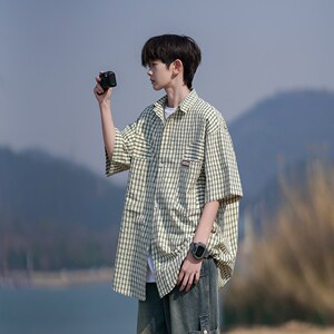 格子衬衫短袖男生夏季薄款叠穿情侣潮牌拼接宽松大码中袖衬衣外套图片