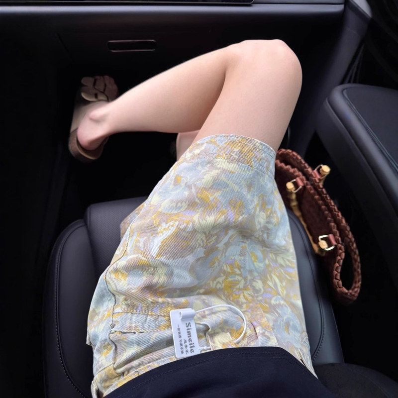 设计感黄色印花牛仔短裤女夏季新款高腰修身显瘦百搭防走光半身裙