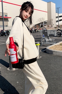 米色慵懒风休闲运动套装女春2025新款polo领针织上衣阔腿裤两件套图片