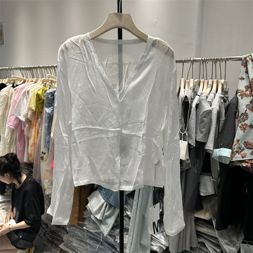 MEETC.Z2026夏季新款显瘦V领长袖衬衫女丝质单排扣衬衣上衣潮7828