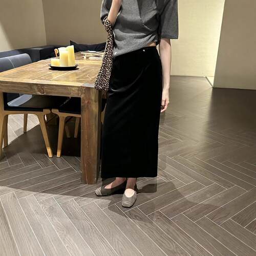 SJG设计感丝绒半身裙女春季新款松紧腰百搭显瘦直筒中长裙子66A33