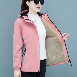 羊羔毛绒冲锋衣女士短款外套女大码加绒加厚妈妈20212春秋冬棉服