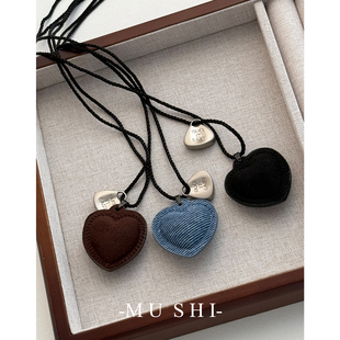 【木石有言】韩国皮革爱心纯色包包编织绳项链小众轻奢复古毛衣链