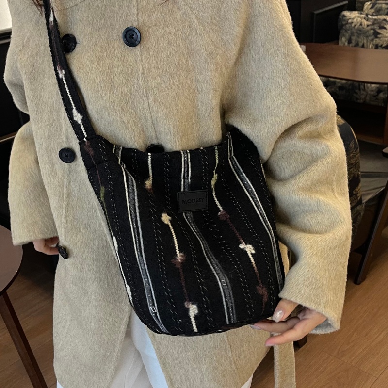 冬季格子毛呢包大容量斜挎水桶包