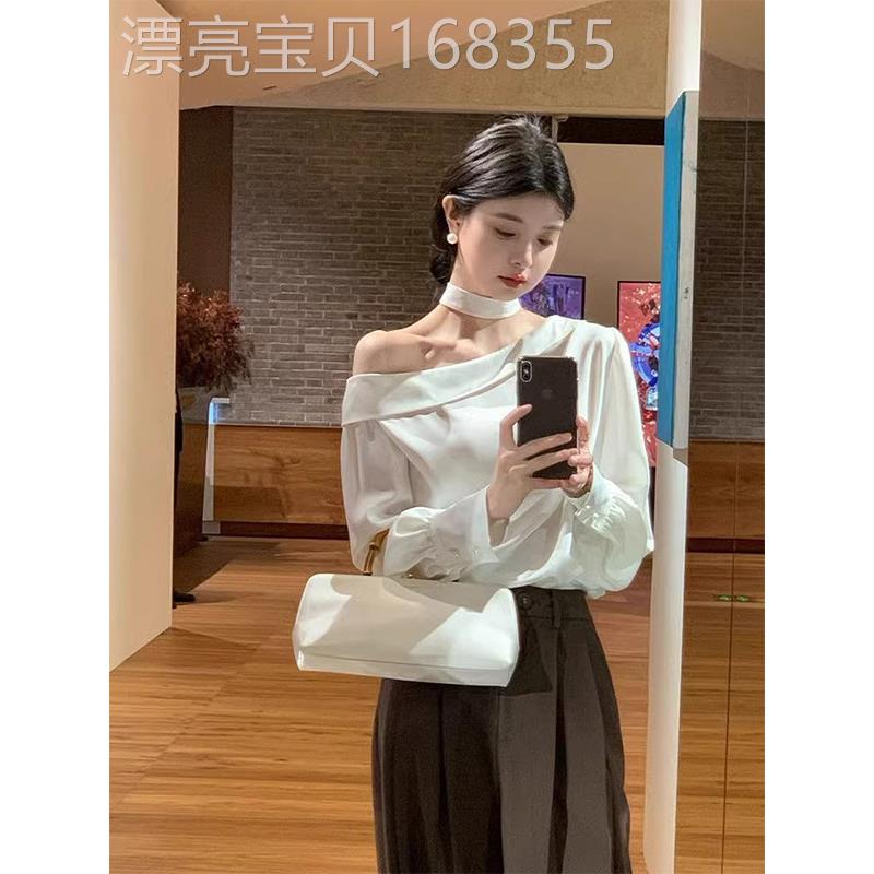 白色斜肩一字领长袖醋酸缎面衬衫女春秋季欧货不规则露肩飘带上衣