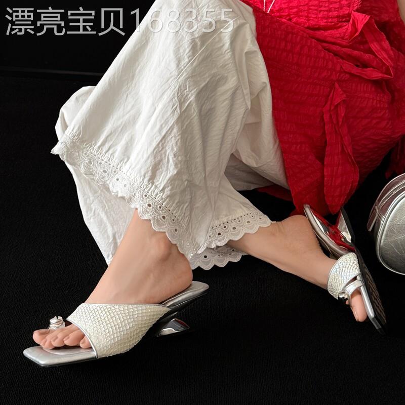 人鱼绮梦~ 小众气质金属扣鱼皮夹趾一字拖女方头异形跟凉拖鞋外穿
