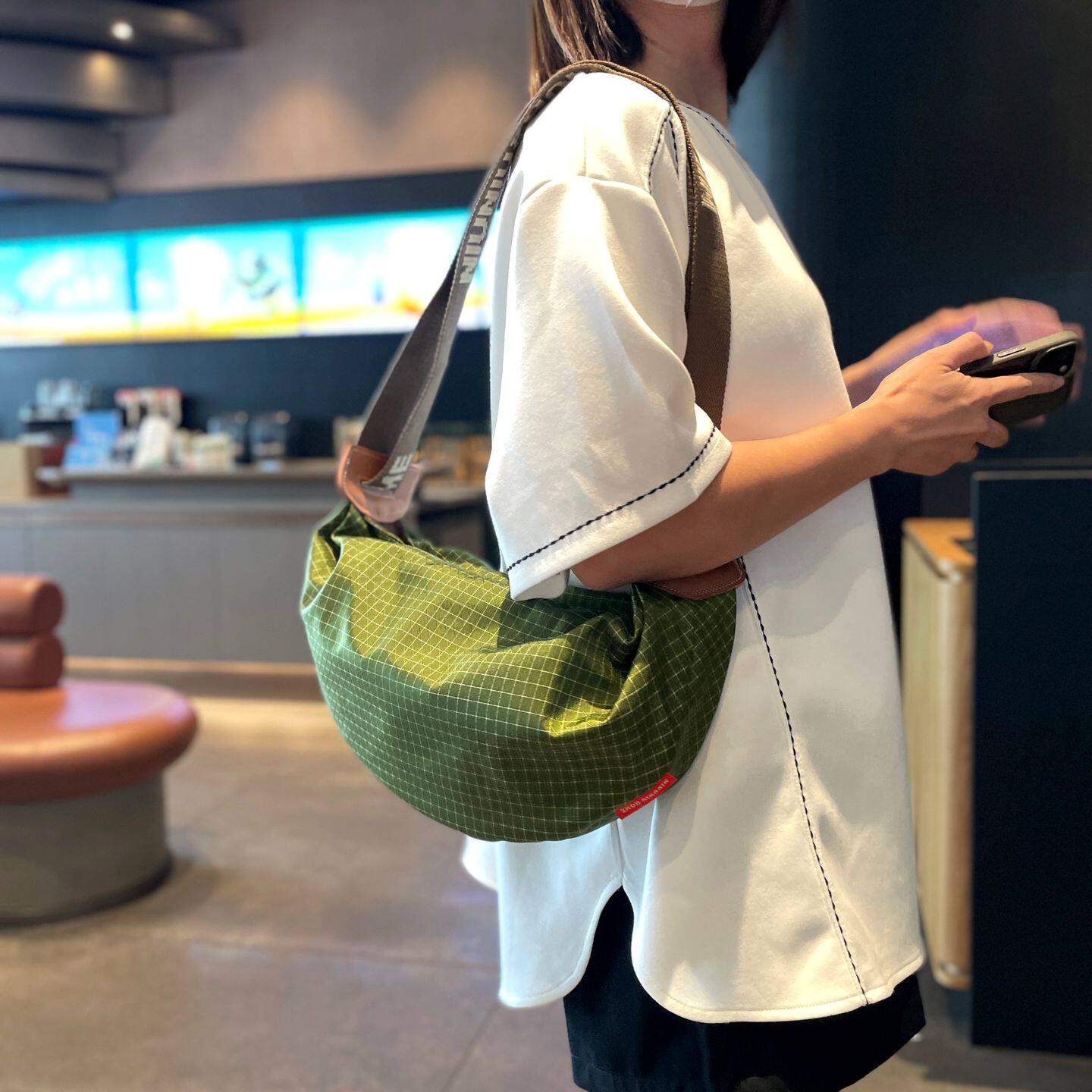 超火轻便包包女2026新款高级牛津布防水饺子包休闲旅行女士斜挎包