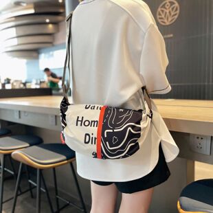 超火时尚包包女2026新款防水帆布饺子包轻便户外旅游女士斜挎包夏