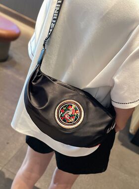 高级旅游包包女2026新款超火牛津布饺子包休闲运动轻便女士斜挎包