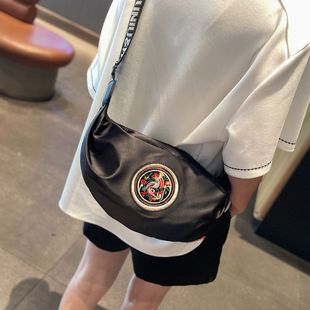 高级旅游包包女2025新款 超火牛津布饺子包休闲运动轻便女士斜挎包